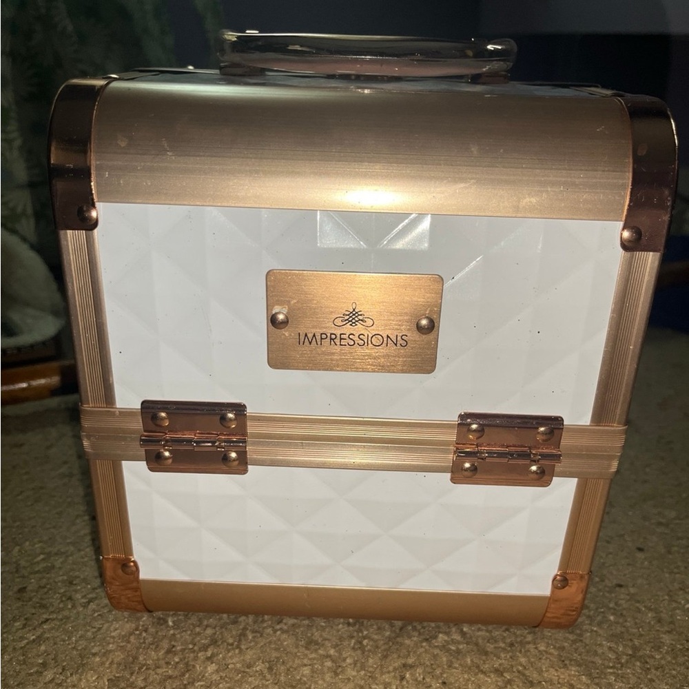 Im selling a sorta new makeup box barley used